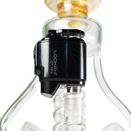 Q7 Mini by lookah hooked up to a water piece